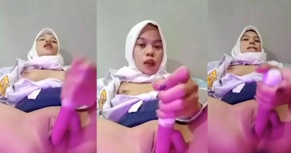 Arab Hijabi in Hijab Shows Off  Erotic Videos  Photos