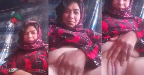 Charming Pakistani aunty displays her pink pussy  Adult